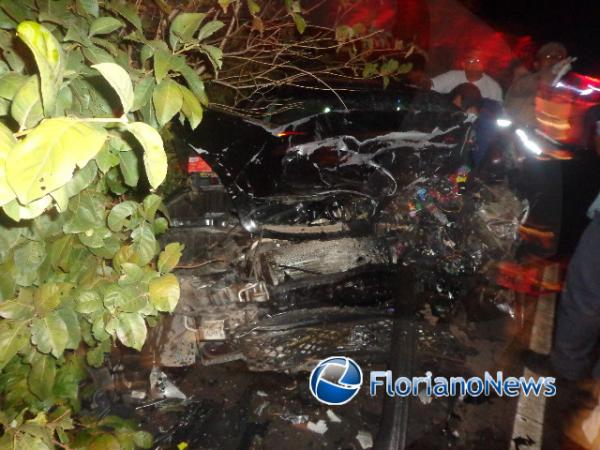 Colis&atilde;o frontal entre carros deixa tr&ecirc;s pessoas feridas na PI-140(Imagem:FlorianoNews)
