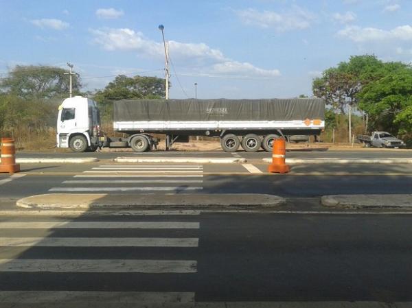 PRF apreende caminhão com 25 toneladas de explosivos em Teresina