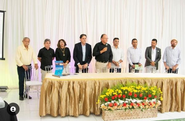 Palestra e lançamento do livro "O Mestre das Conquistas" reúnem comunidade empresarial em Floriano