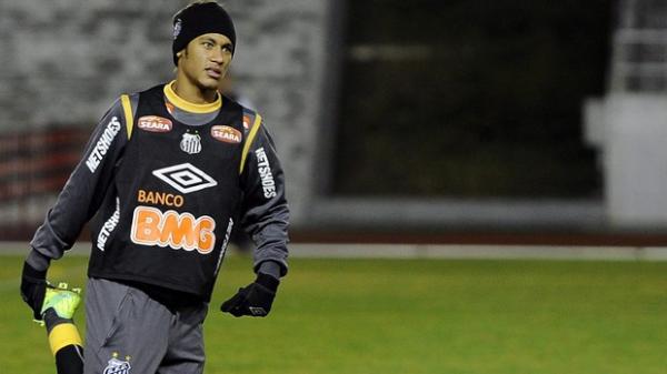 Neymar se protege do frio no primeiro treino do Santos no Jap&atilde;o.(Imagem:Ag&ecirc;ncia EFE)