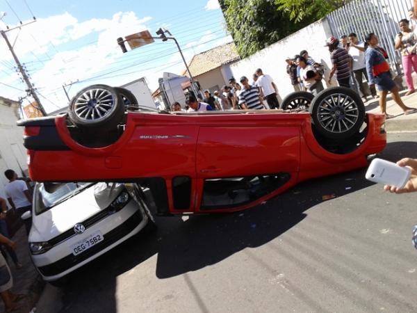 Carro capota após colidir com carreta no Centro de Floriano