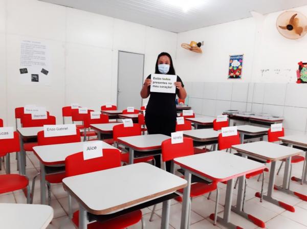 Professora põe nome dos alunos nas carteiras da sala para explicar aulas remotas