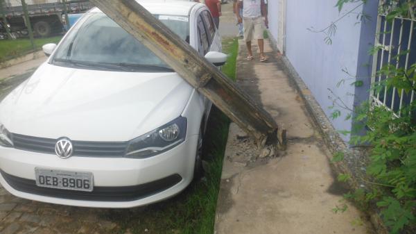 Caminh&atilde;o arranca fios, quebra poste e danifica carro no centro de Floriano.(Imagem:FlorianoNews)
