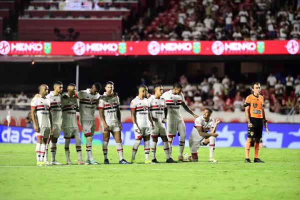 Jogadores do S&atilde;o Paulo em disputa de p&ecirc;naltis contra o Novorizontino.(Imagem:Marcos Ribolli)