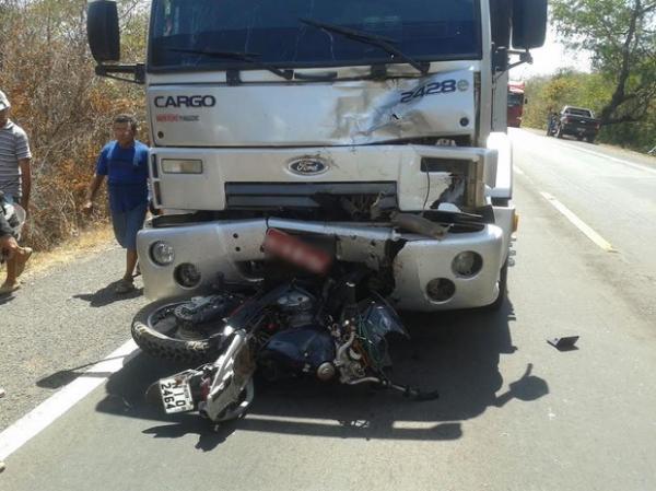 Motocicleta conduzida pela v&iacute;tima chegou a ficar em baixo do caminh&atilde;o.(Imagem:Esa&uacute;/Arquivo Pessoal)