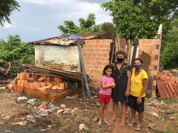 Fam&iacute;lia que vivia em barrac&atilde;o improvisado ganha casa constru&iacute;da por volunt&aacute;rios em Floriano.(Imagem:FlorianoNews)