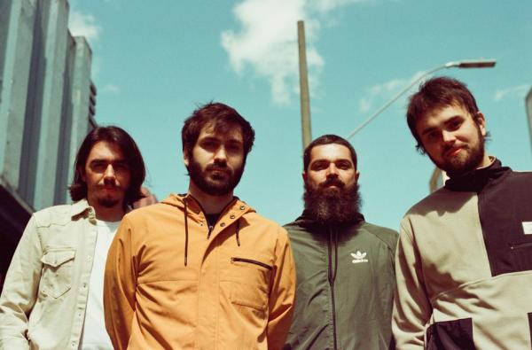 Banda mineira Devise ecoa o BritPop em álbum que inclui música inspirada em oração do médium Chico X