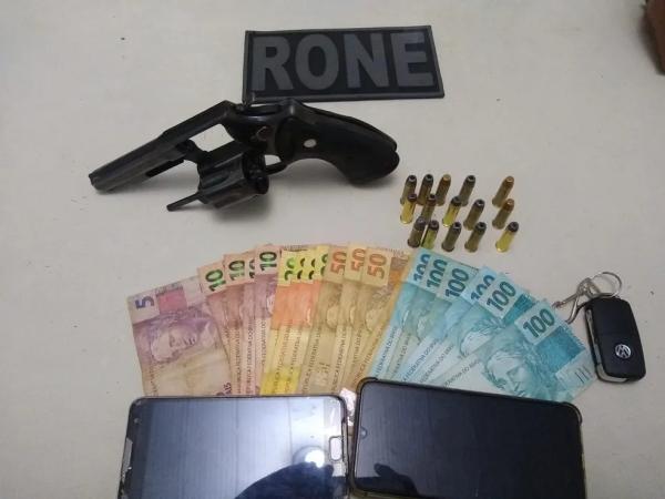 Casal é conduzido à Central de Flagrantes de Teresina suspeito de porte ilegal de arma