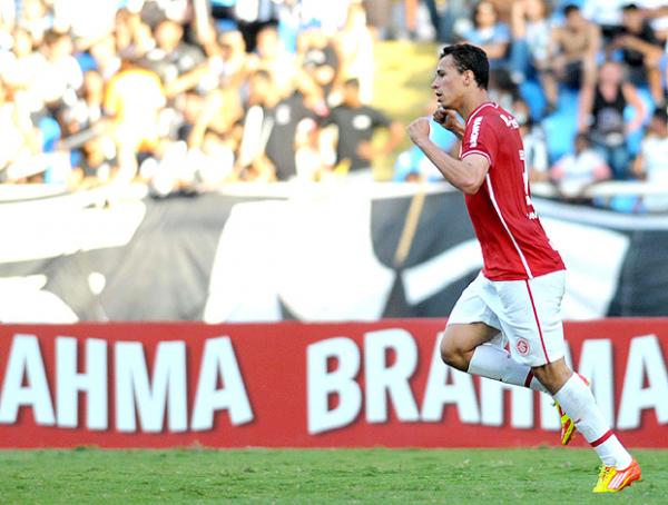 Inter vence o Botafogo no Engenhão e entra no G-5