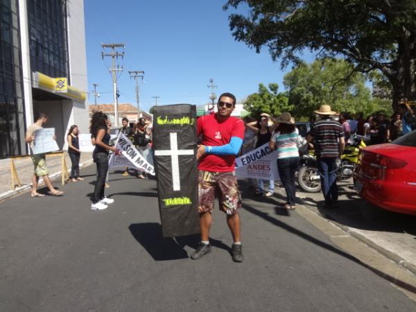 Professores e estudantes da UESPI realizaram manifesta&ccedil;&atilde;o em Floriano.(Imagem:FlorianoNews)