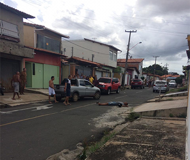Suspeito de assalto é baleado na Capital e comparsa foge