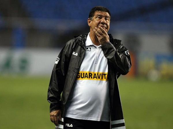 Loco Abreu marca, Botafogo vence e complica Atlético-MG