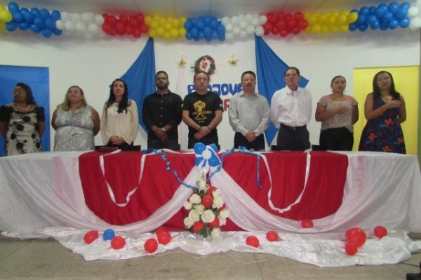 Crian&ccedil;as acolhidas pelo Provem Urbano de Floriano prestam homenagem aos Professores.(Imagem:Socorro Landim)