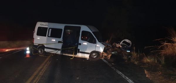 Passageiros ficam feridos após van sofrer problema mecânico e colidir em outro veículo na BR-316