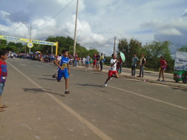 Festival de Atletismo re&uacute;ne estudantes de escolas municipais de Floriano.(Imagem:FlorianoNews)