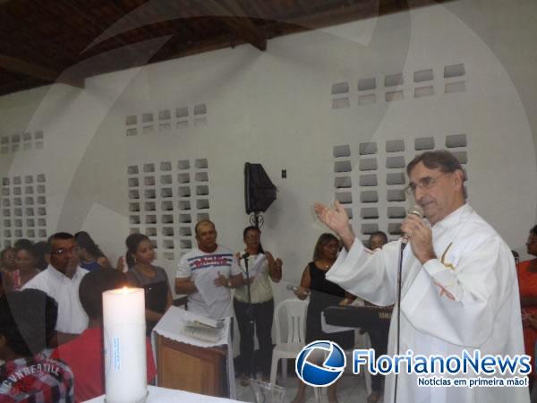 Prociss&atilde;o e missa encerraram festejo de Santa Rita de C&aacute;ssia em Floriano.(Imagem:FlorianoNews)