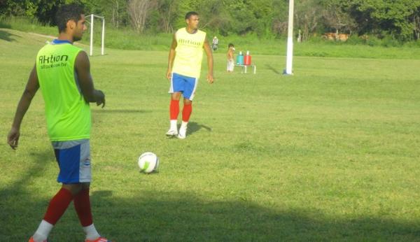 Gasolina e Eridon trocam passes na zaga do Piau&iacute; durante treino.(Imagem:Emanuele Madeira/GLOBOESPORTE.COM)