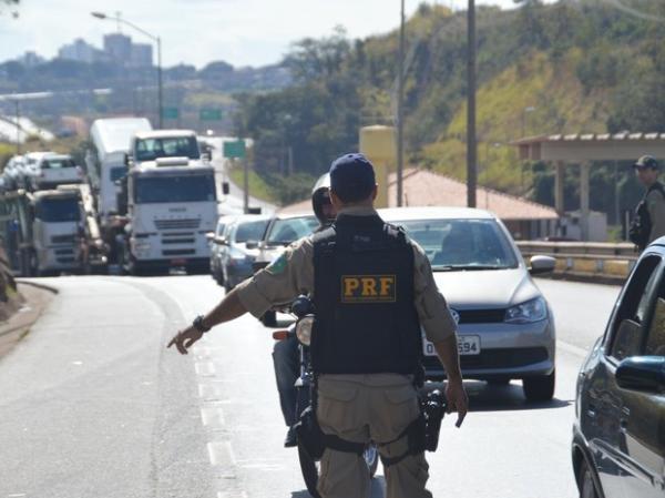 PRF flagra 14 motoristas dirigindo sob efeito de álcool, sete são presos