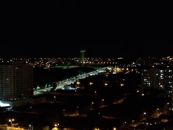 Ponte Estaiada recebe iluminação em homenagem as vítimas do Covid-19