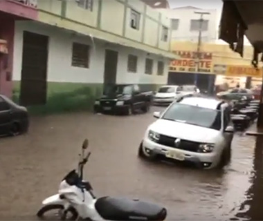 Temporal de 6 horas deixa comerciantes ilhados no interior do Piauí
