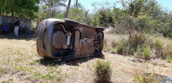 Mulher morre após ser lançada para fora de carro durante acidente na BR-343