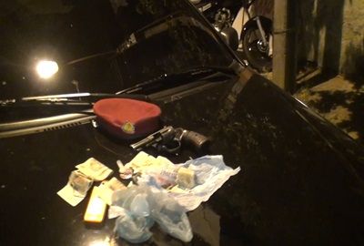 Policiais prendem 6 pessoas com arma, droga e dinheiro roubado