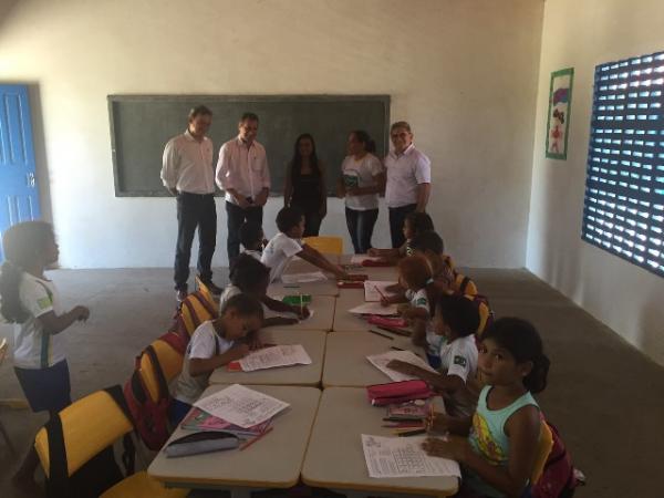 Prefeito visita escola rural onde sera implantado o M&eacute;todo de Ensino em Tempo Integral.(Imagem:Secom)