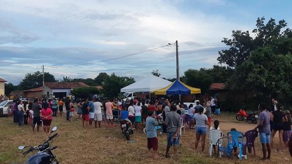  Moradores de S&atilde;o Pedro do Piau&iacute; comovidos com a trag&eacute;dia.(Imagem: Lucas Marreiros/g1 Piau&iacute; )