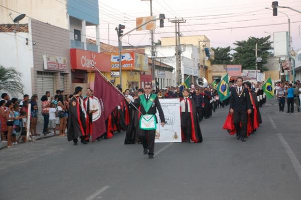 Florianenses prestigiaram o desfile c&iacute;vico militar de 7 de Setembro.(Imagem:Waldemir Miranda)