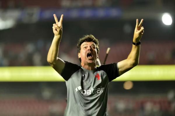 Fernando Diniz comemora vit&oacute;ria do Vasco sobre o Santos.(Imagem:Marcos Ribolli / ge)