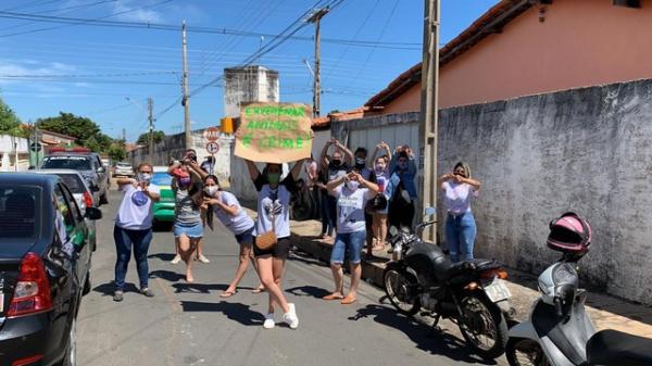 Protetores se reuniram em frente &agrave; casa da suspeita.(Imagem:Arquivo Pessoal)