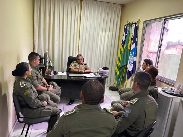 Comandante do 3º BPM realiza reunião com aspirantes a oficiais em estágio