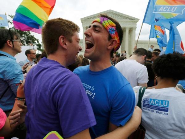 Defensores do casamento gay comemoram em frente &agrave; Suprema Corte em Washington, nos EUA, ap&oacute;s aprova&ccedil;&atilde;o do casamento de casais do mesmo sexo pela constitui&ccedil;&atilde;o. Com o resultado o cas(Imagem:Jim Bourg/Reuters)