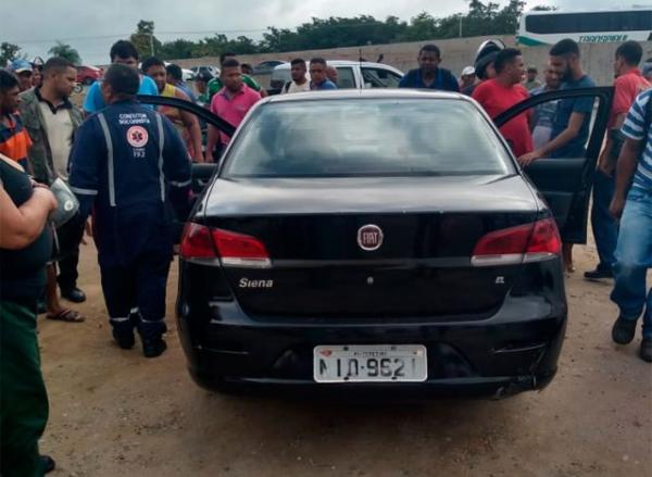 Motorista é achado em carro com perfurações no pescoço