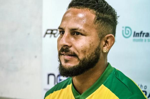 Elielton defende Betinho após centroavante perder pênalti e apoio do grupo a B19: "É referência"