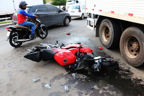 Colis&atilde;o entre moto e caminh&atilde;o deixa um ferido na BR 343 em Teresina(Imagem:Jonas Carvalho/GP1)