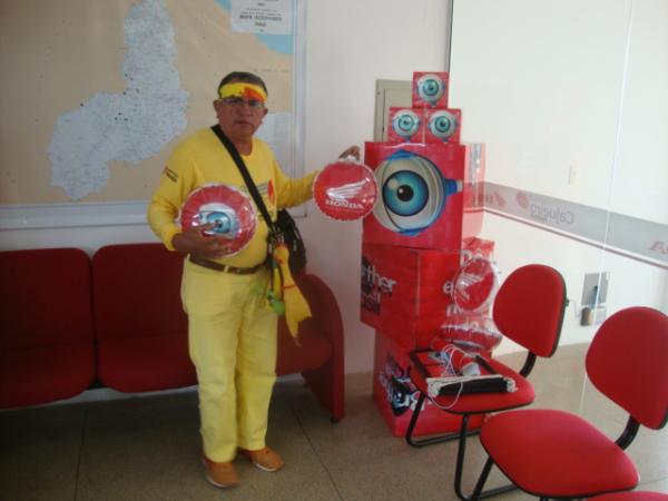 Ainda durante a tarde foi &agrave; Cajueiro Motos para conferir as novidades. L&aacute; conferiu a parceria entre a empresa e o Big Brother Brasil(Imagem:FlorianoNews)