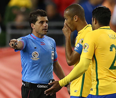 Juiz de semifinal já validou gol irregular que tirou Brasil de Copa América