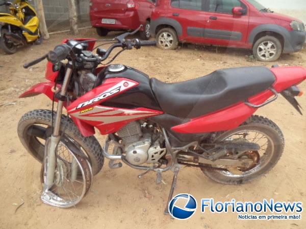 Em Bar&atilde;o de Graja&uacute; motociclista colide contra carro e &eacute; atropelado enquanto recebe socorro.(Imagem:FlorianoNews)