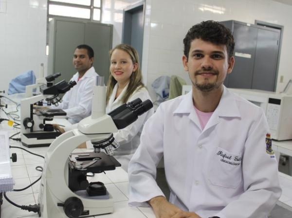 Participantes da pesquisa em laborat&oacute;rio da Uespi.(Imagem:Catarina Costa/G1)