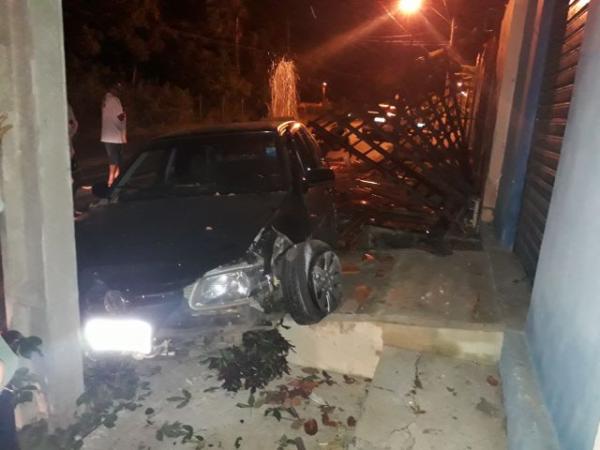 Condutor de veículo perde controle e colide contra parede de açougue em Floriano