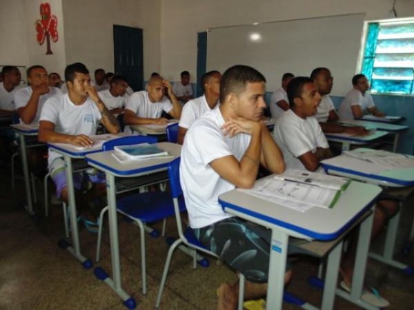 Detentos da Penitenci&aacute;ria Gon&ccedil;alo de Castro Lima fazem revis&atilde;o para o ENEM.(Imagem:PGCL)