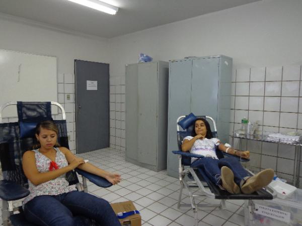Hemopi transforma doa&ccedil;&atilde;o de sangue em trote solid&aacute;rio na UESPI.(Imagem:FlorianoNews)