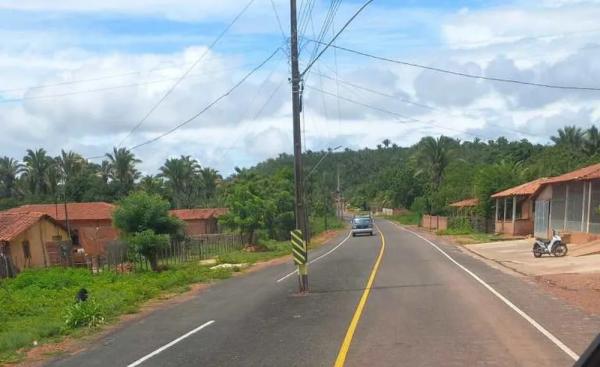  Moradores de comunidade rural reclamam de asfalto constru&iacute;do sob postes de energia, em Miguel Alves.(Imagem:Reprodu&ccedil;&atilde;o )