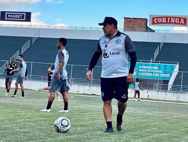 Leandro Sena faz trabalho de campo no ASA .(Imagem:Jo&atilde;o Victor/ASCOM ASA)