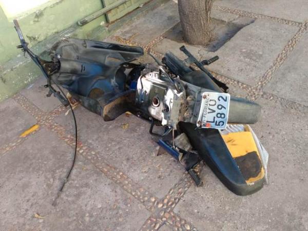 Moto depenada &eacute; encontrada em bairro de Floriano.(Imagem:FlorianoNews)