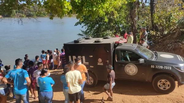  IML recolhe o corpo de uma das v&iacute;timas na manh&atilde; desta segunda-feira (29) - no Rio Parna&iacute;ba em Naz&aacute;ria, no Piau&iacute;.(Imagem: &Acirc;ngela Bispo/TV Clube )