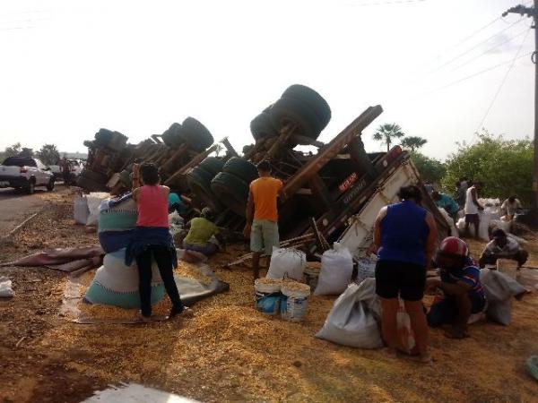 Carreta carregada de milho tomba e carga é saqueada na localidade Paracaty
