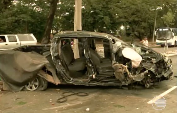 Uma pessoa morre após carro perder controle e bater contra residências