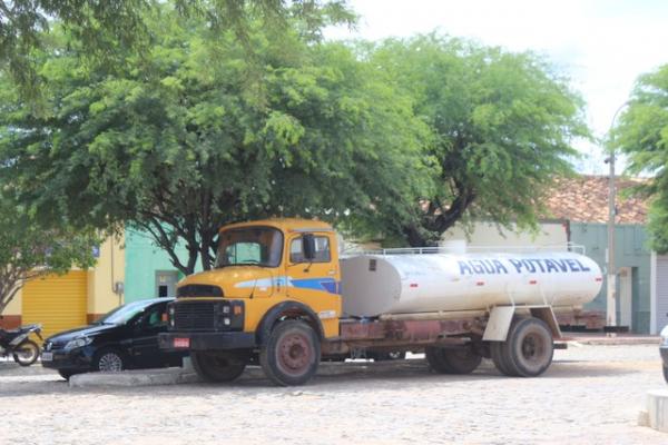 Opera&ccedil;&atilde;o carro-pipa no Piau&iacute;.(Imagem: Catarina Costa/G1 PI)
